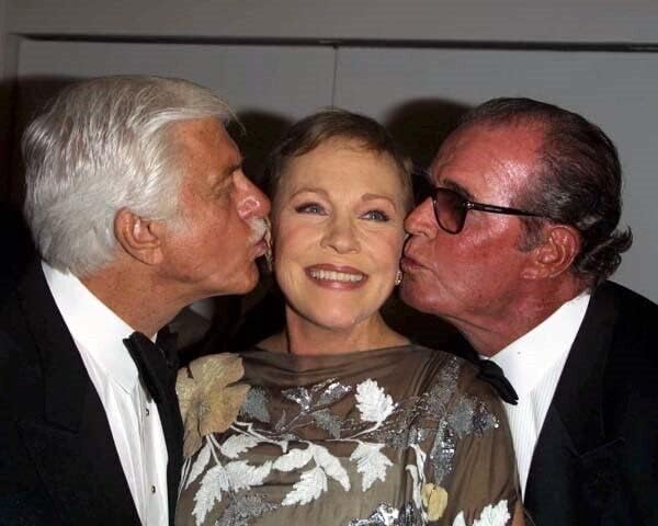 Dick Van Dyke & James Garner öpücük Julie Andrews üzerinde onu yanaklar 2001 8x10 fotoğraf